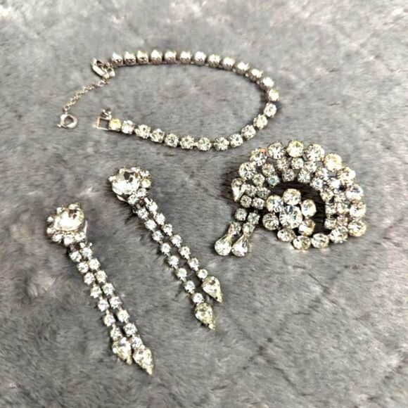 Vintage 1950's Rhinestone Set- Earrings, Brooche, Bracelet - Picture 9 of 17